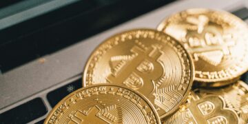 $350K Bitcoin? Kiyosaki Stands Firm Amid BlackRock ETF Drama